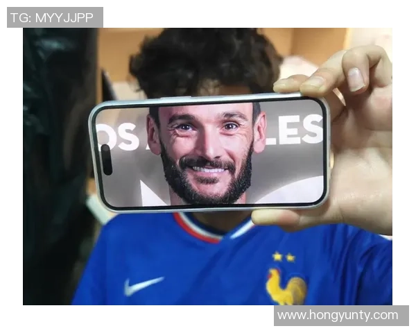 法国雄鸡足球明星夹克引领时尚潮流展现运动魅力与个性风采