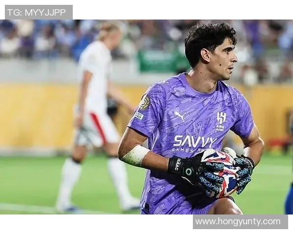 足球明星在孤立无援的情况下精准射门展现超凡技术与心理素质 足球明星在孤立无援的情况下精准射门展现超凡技术与心理素质